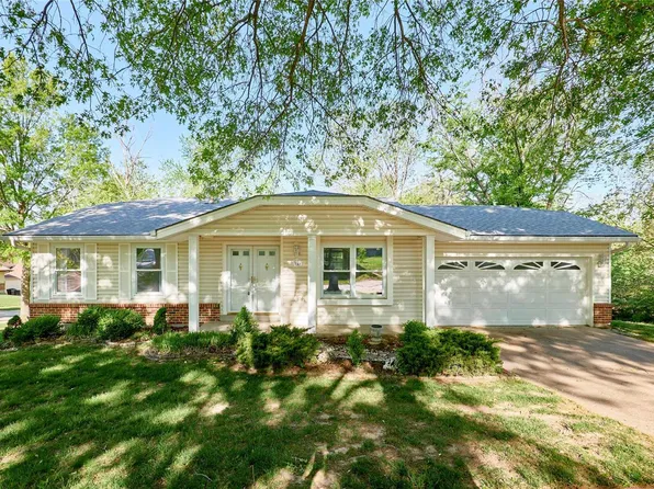 1041 Twistedoak Ct, Ballwin, MO 63021