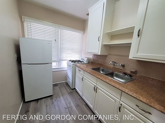 2nd image of 1559 N Hill Ave APT 22