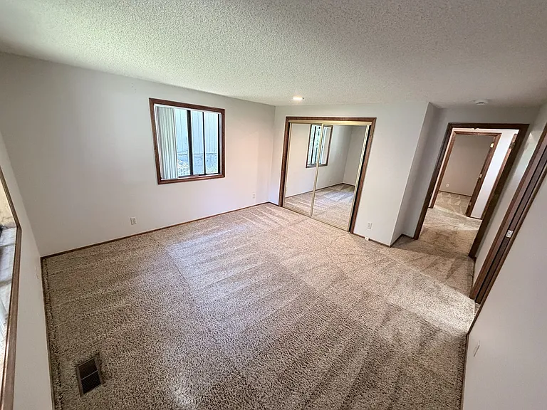 2525 Crestview Dr S — Photo 10