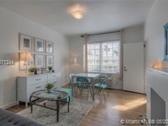 4th image of 747 15th St APT 4