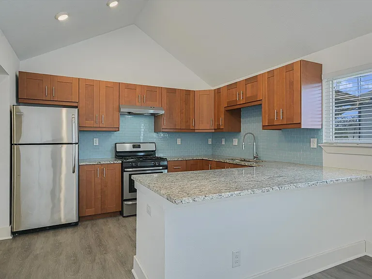 1311 E 52nd St #2 — Photo 5