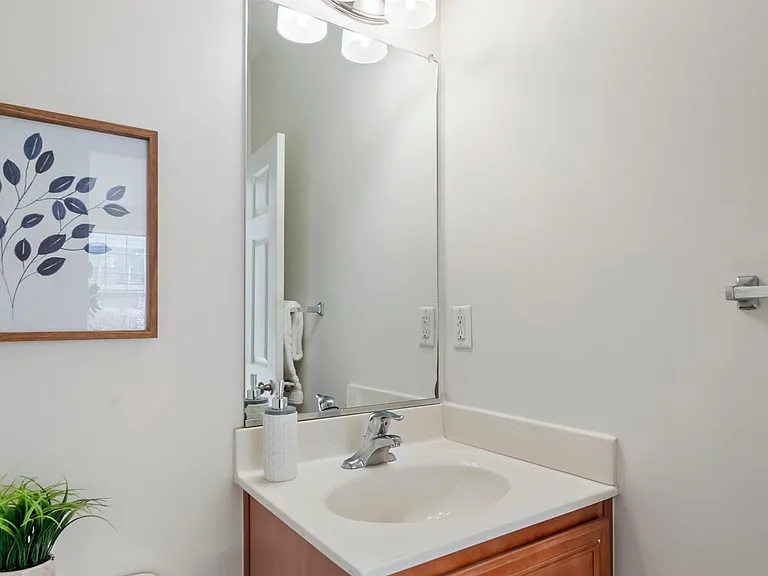 650 Claire Ln — Photo 2