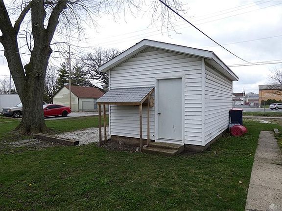 4th image of 322 Young St