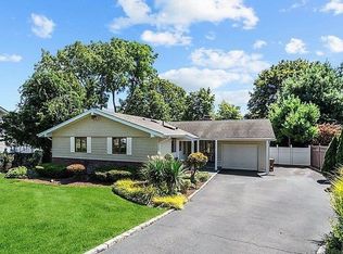 18 Eagle Ln, Smithtown, NY 11788