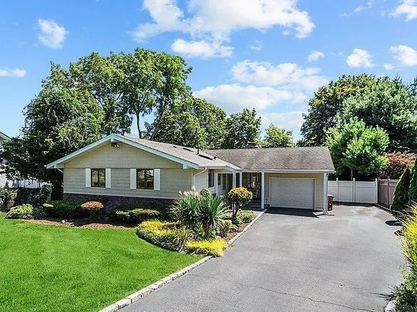 18 Eagle Lane, Hauppauge, NY 11788