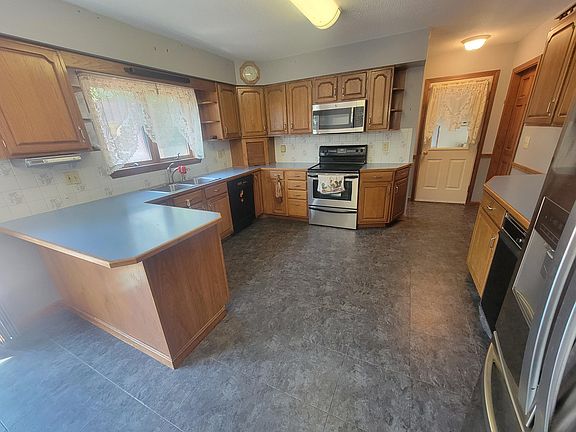 3rd image of 42 Tallwood Drive