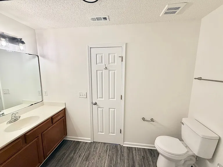 Lakeview Apartments — Photo 8