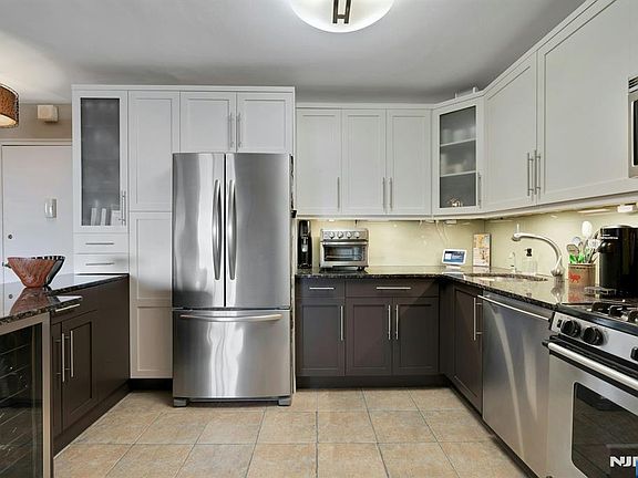 3rd image of 2000 Linwood Avenue #22C/D