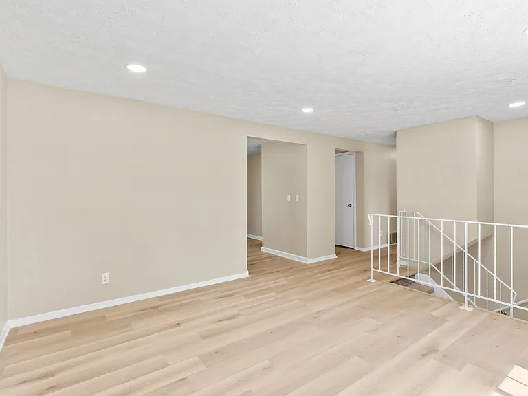 5732 S 137th St — Photo 14