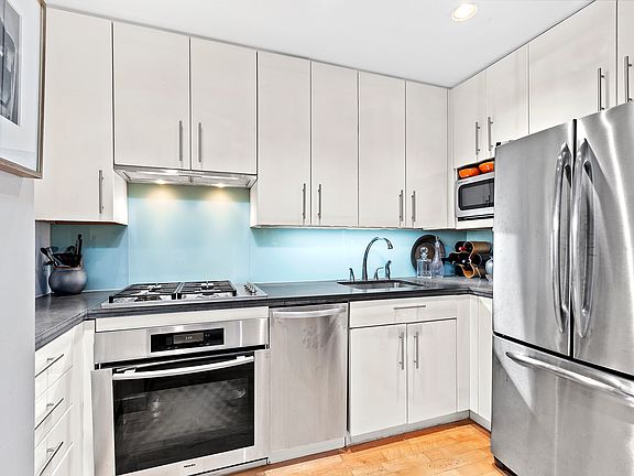4th image of 631 E 9th St APT 4A