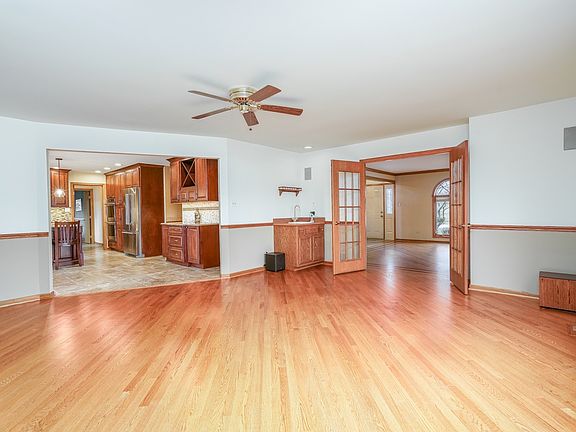 3rd image of 16745 Meadowcrest Dr