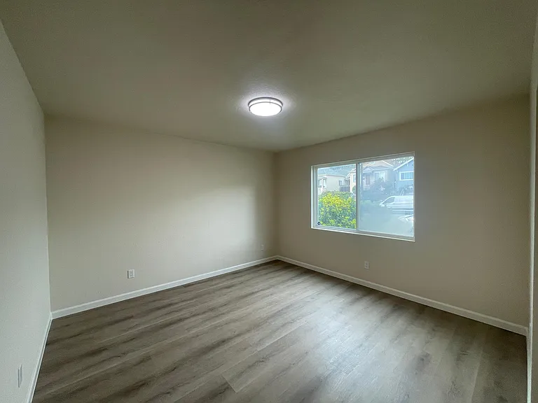 547 Grand Ave #4 — Photo 5