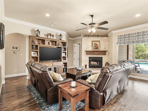 3rd image of 230 Maral Ln