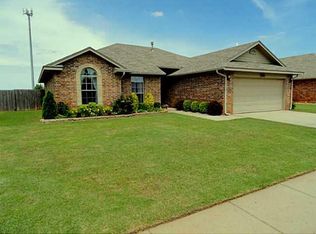 9605 Crooked Creek Ln, Moore, OK 73160