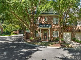 221 Crownsgate Ct, Charlotte, NC 28207
