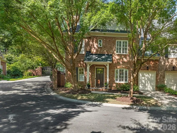 221 Crownsgate Ct, Charlotte, NC 28207