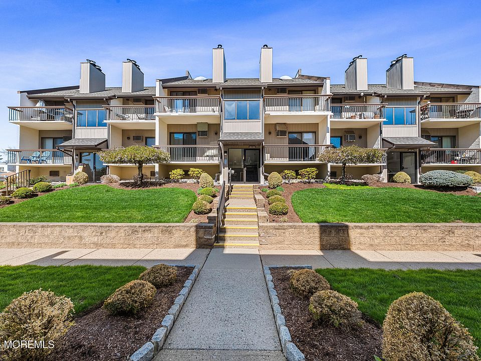 1st image of 806 W Ridge Mews #806