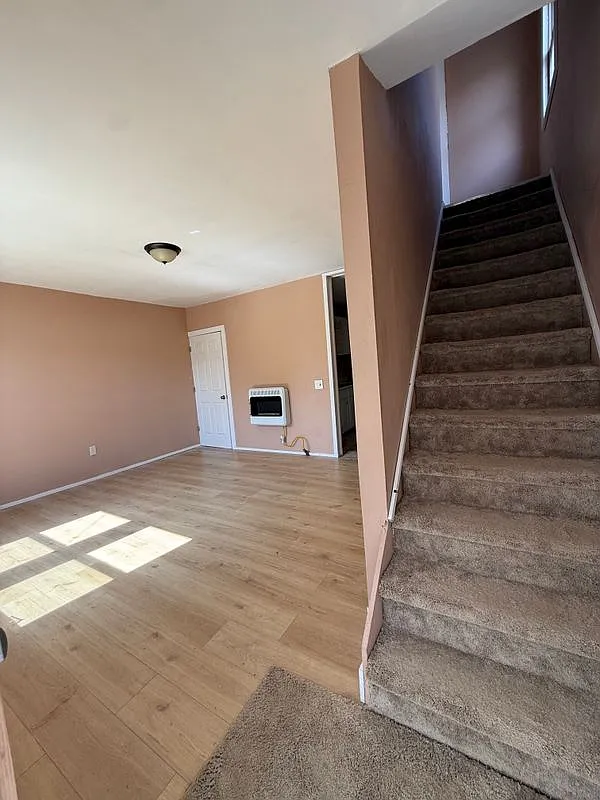 2 bed, 1.5 bath, 2524 sqft, $1,200 — Photo 2