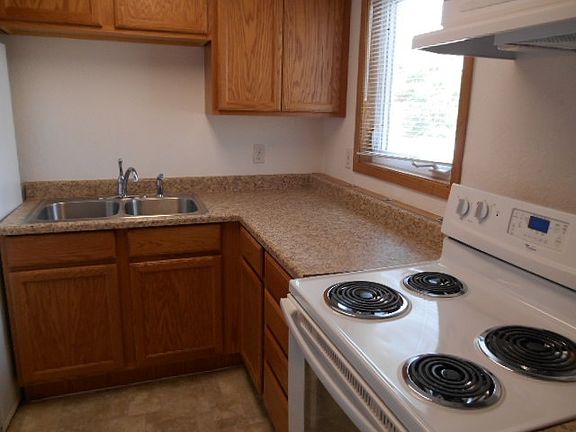3rd image of 658 Fairbanks St