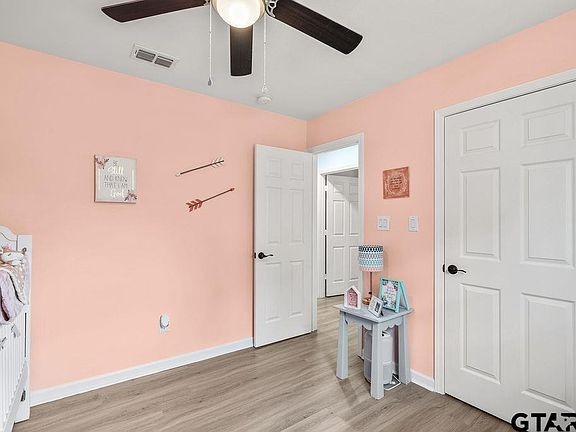 4th image of 429 Garrett Cir
