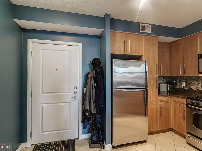 1021 N Garfield St #611 — Photo 9