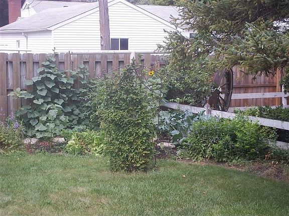 4th image of 534 Meadowlawn St