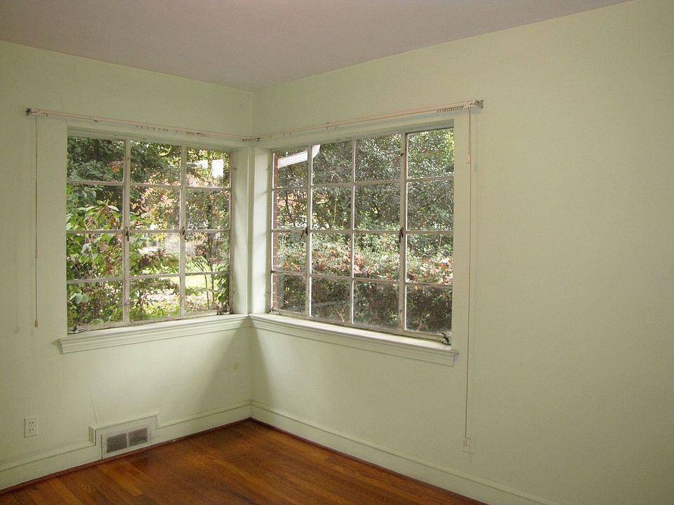 Master and Guest Bedroom feature these corner windows