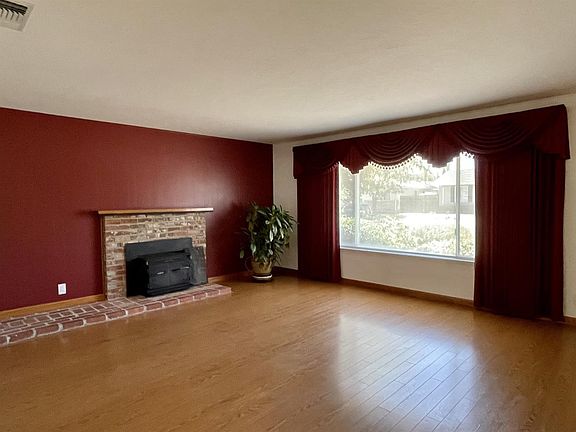3rd image of 610 Glenwood Pl