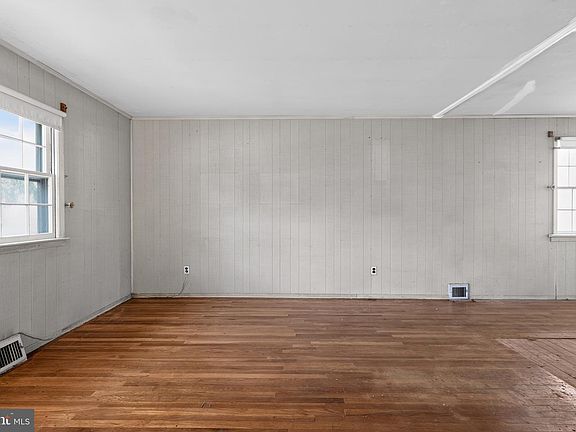2nd image of 807 Yorktown St