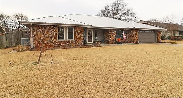 6737 Dorsett Drive in Bartlesville OK_Great Schools, incredible 4 bed 2 bath Chip & Joanna-style  Remodeled.  MUST SEE!