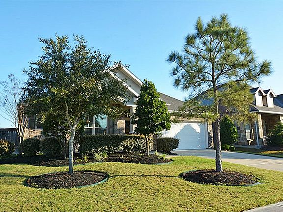 Beautifully landscaped front yard has a sprinkler system covering entire property.
