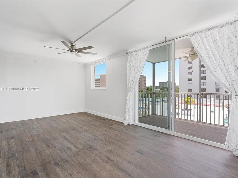1505 N Riverside Dr #404 — Photo 8