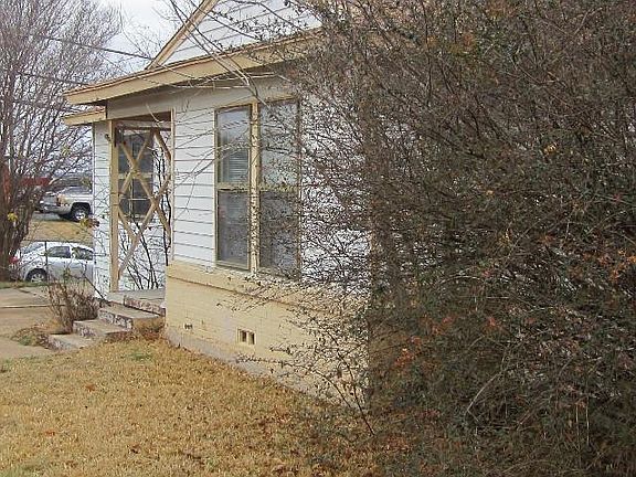 3rd image of 1002 Conder St