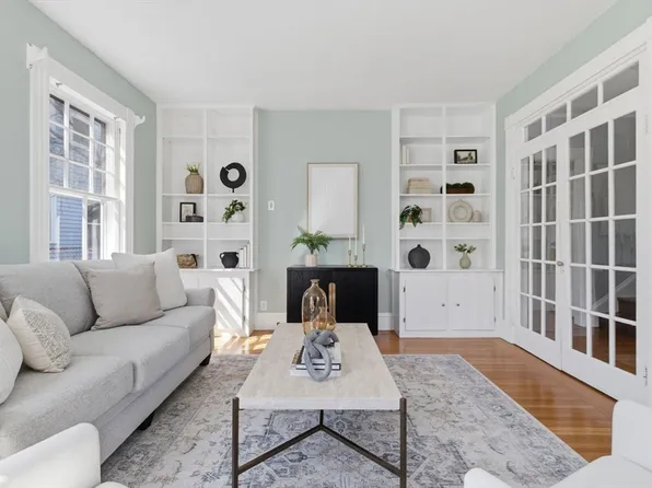30 Leicester St, Brighton, MA 02135