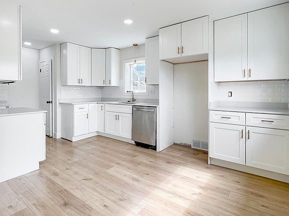 3rd image of 21701 Lange St
