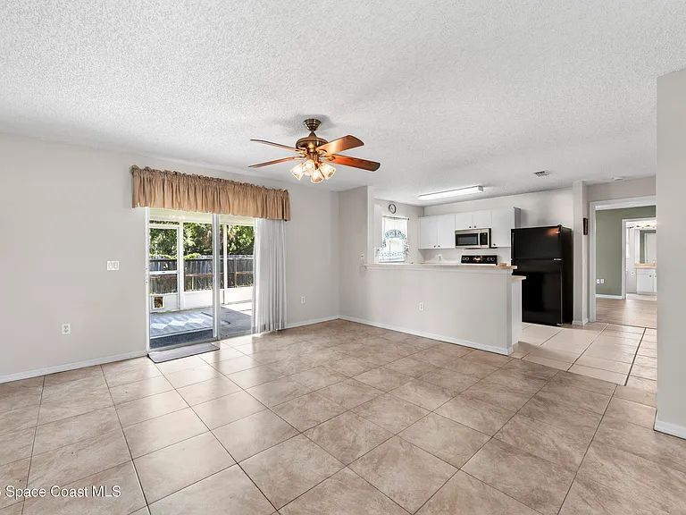 1324 Mandys Ct — Photo 7