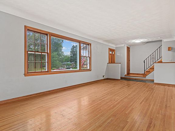 5th image of 1367 Price Ave E