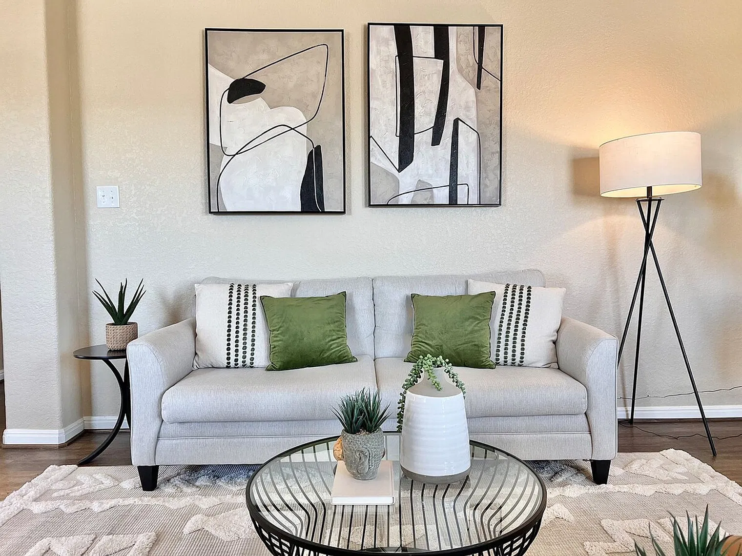 4 bed, 2.0 bath, $4,048 — Photo 2