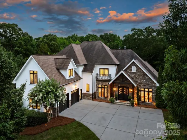 2207 Trapper Ct, Charlotte, NC 28270