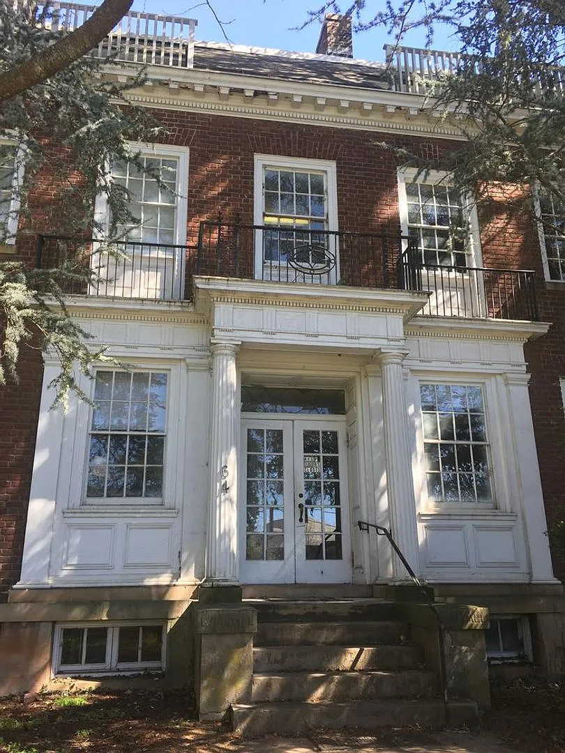 Lyndhall — Photo 1