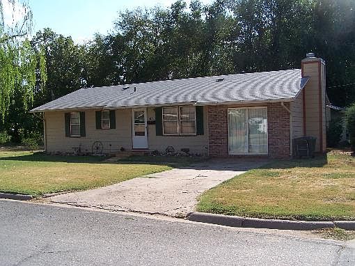 1st image of 823 N Main St