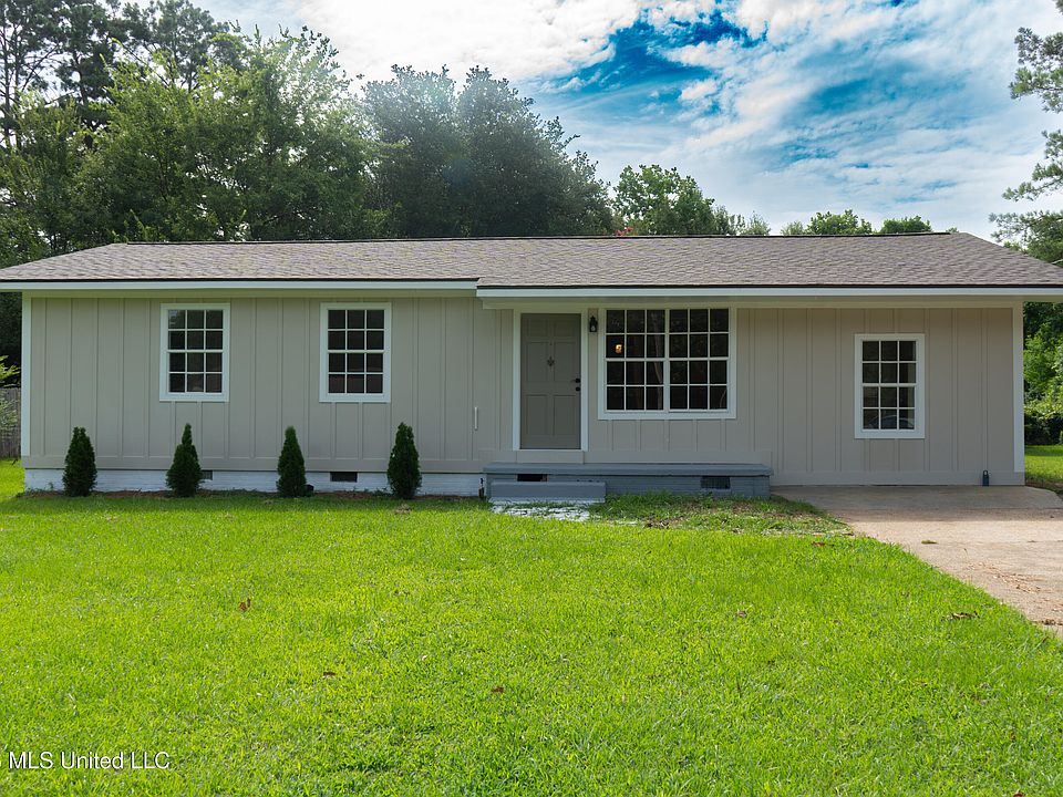 1st image of 352 Beverly Cir