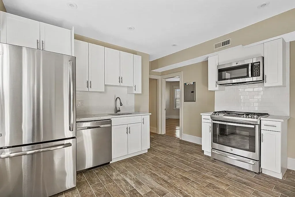 3 bed, 1000 sqft, $1,500 — Photo 1