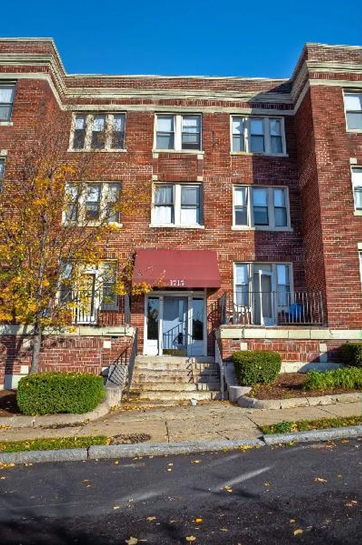 Huge 1 Bed w/ Balcony - On the Green Line — Photo 2