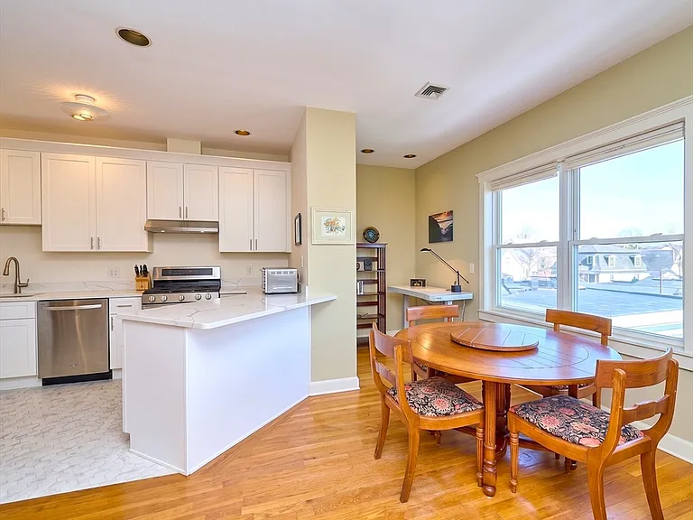 118 Trowbridge St #6 — Photo 6