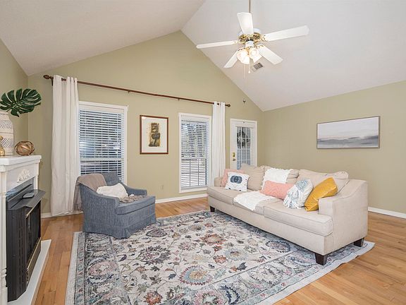 3rd image of 2412 Nye St