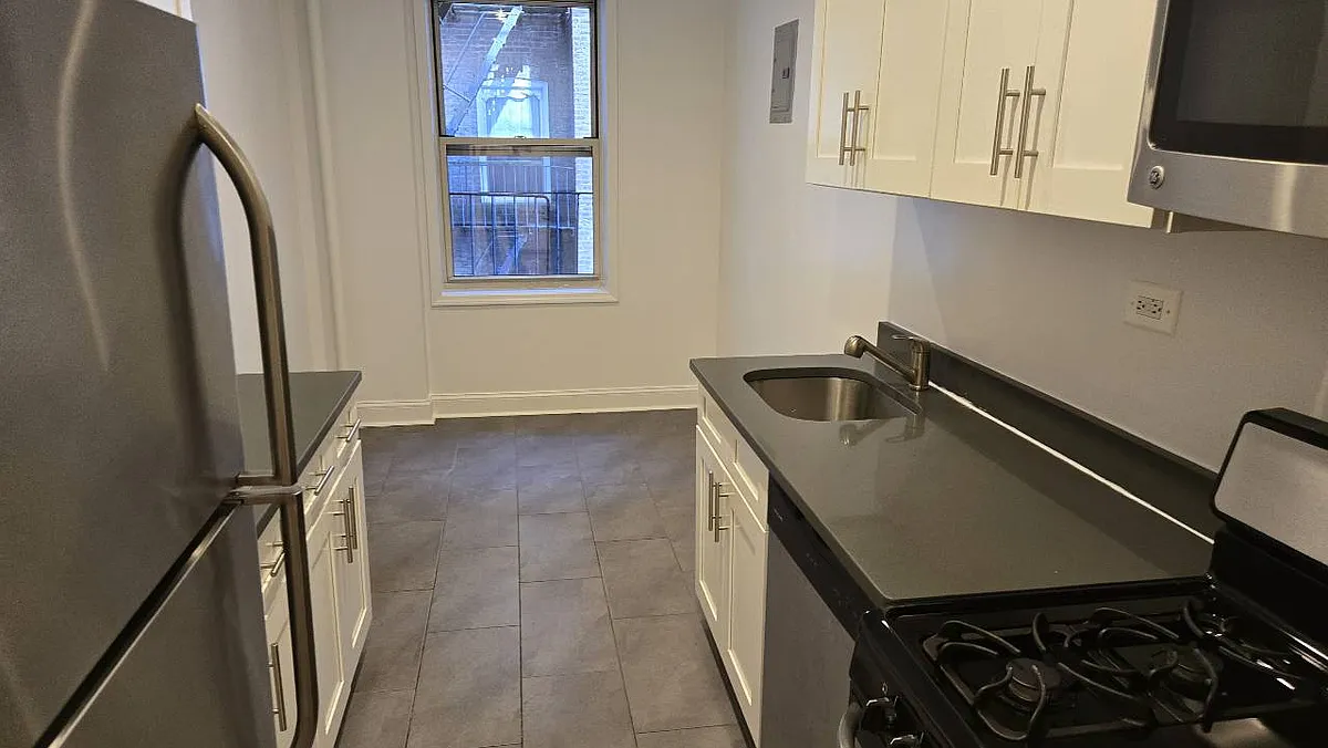 Building Photo - 74-15 35th Ave #3K