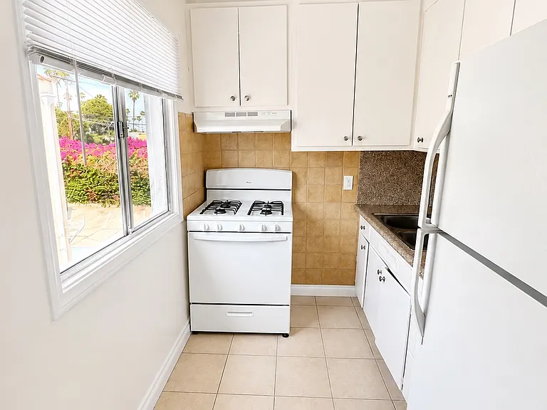 1414 N Hobart Blvd #13 — Photo 3