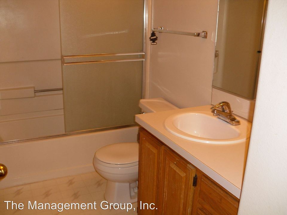 2nd image of 118 NE Coast Pine Ave APT B