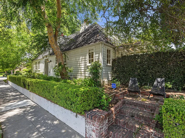 840 Victoria Dr — Photo 4